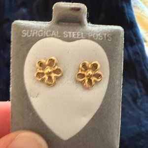 Gold Tone Flower Pattern Pierced Earrings